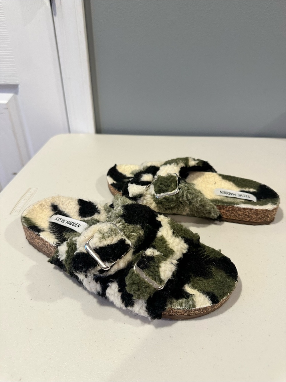 Steve Madden Womens Closer Shearling Footbed Sandals in Green Camouflage